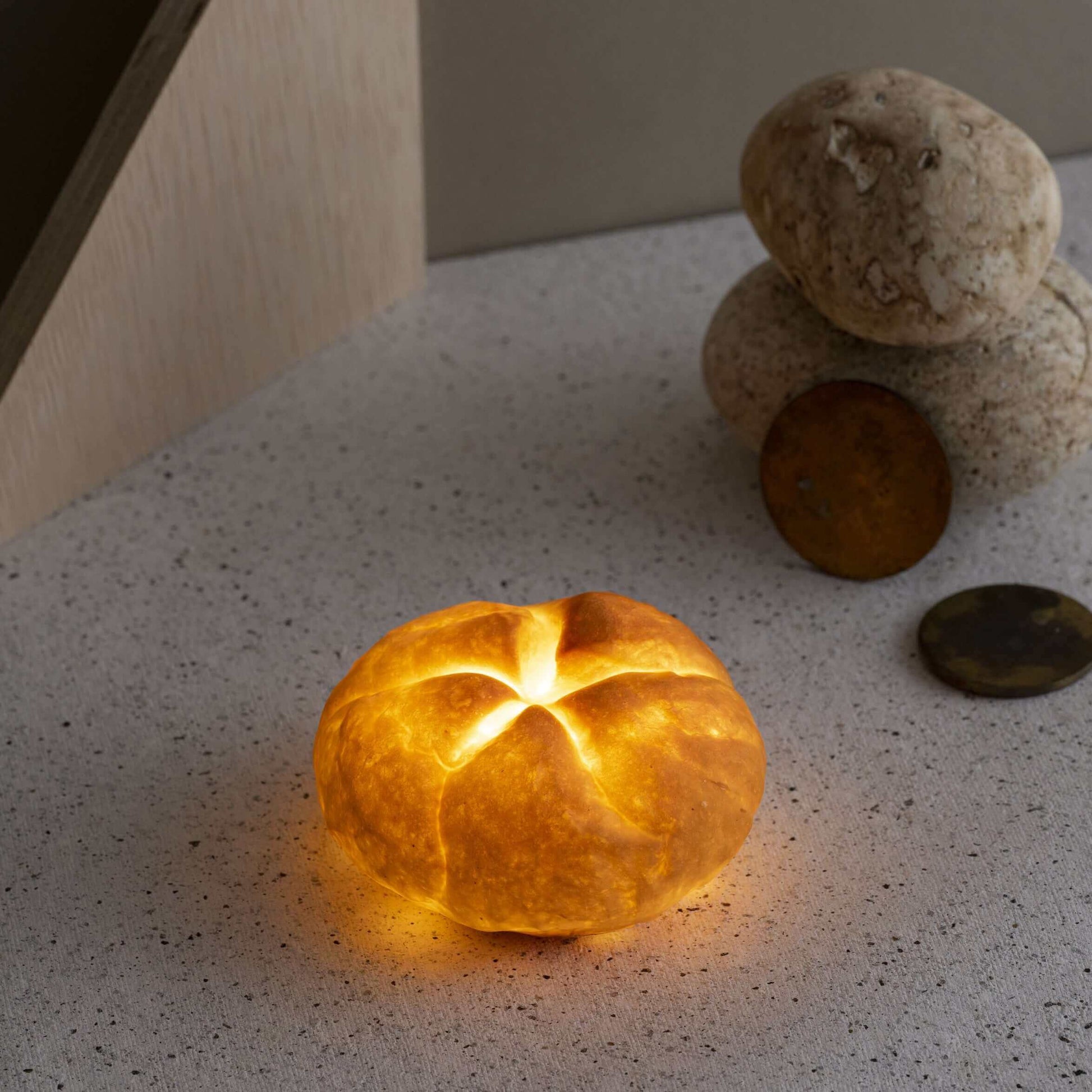 カイザーロール Bread Lamp (電池タイプ)| PAMPSHADE | Yukiko Morita PAMPSHADE Online shop
