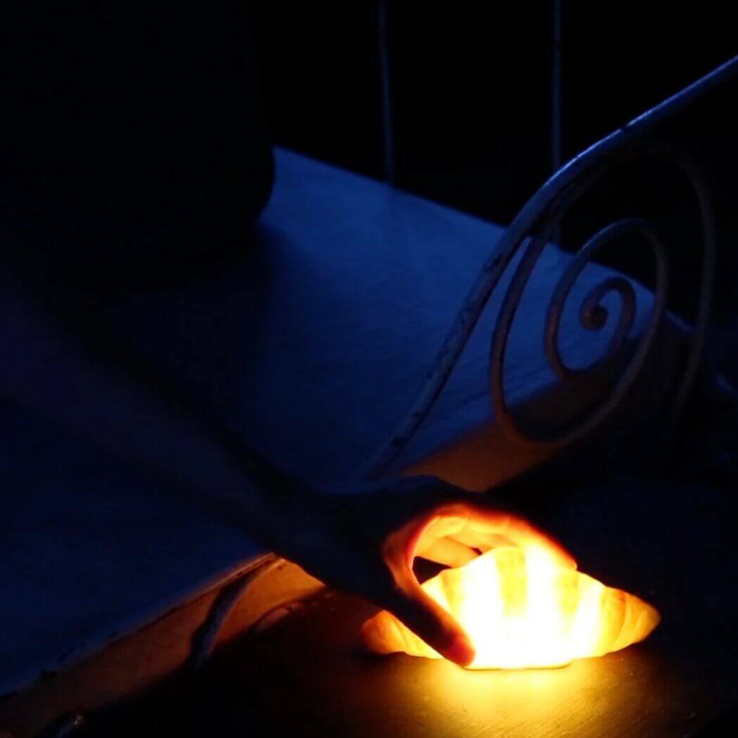クロワッサン Bread Lamp (電池タイプ)| PAMPSHADE | Yukiko Morita PAMPSHADE Online shop